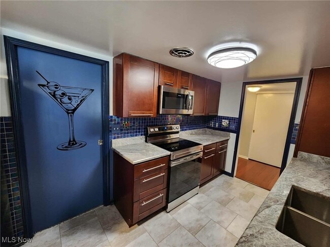 Building Photo - 6960 Carriage Hill Dr