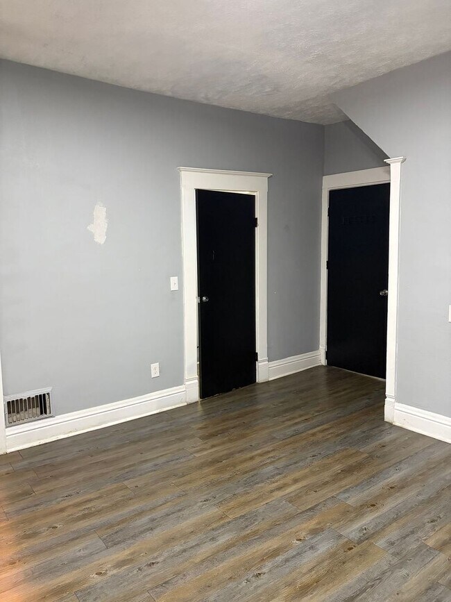 Building Photo - 724 W Elm St