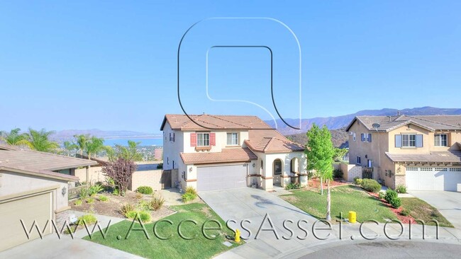 Building Photo - Large 4 Bed/3 Bath Home with an Incredible...