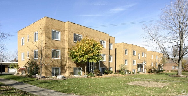 Primary Photo - 6384-6402 Ridge Rd