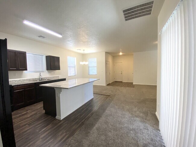 Building Photo - MUST SEE 3BR/2Bath