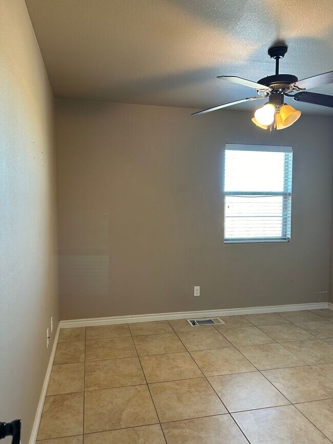 Building Photo - Townhome is the Eastside