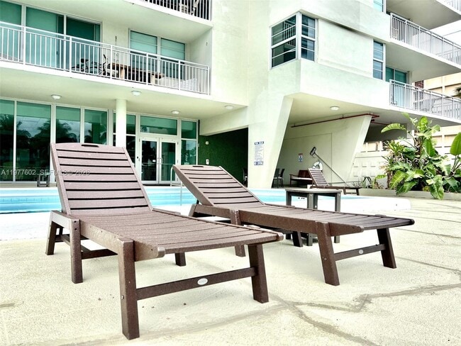 Building Photo - 9500 W Bay Harbor Dr