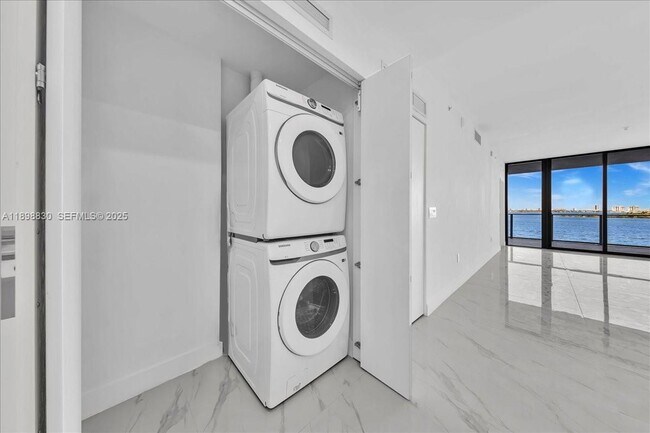 Building Photo - 700 NE 24th St