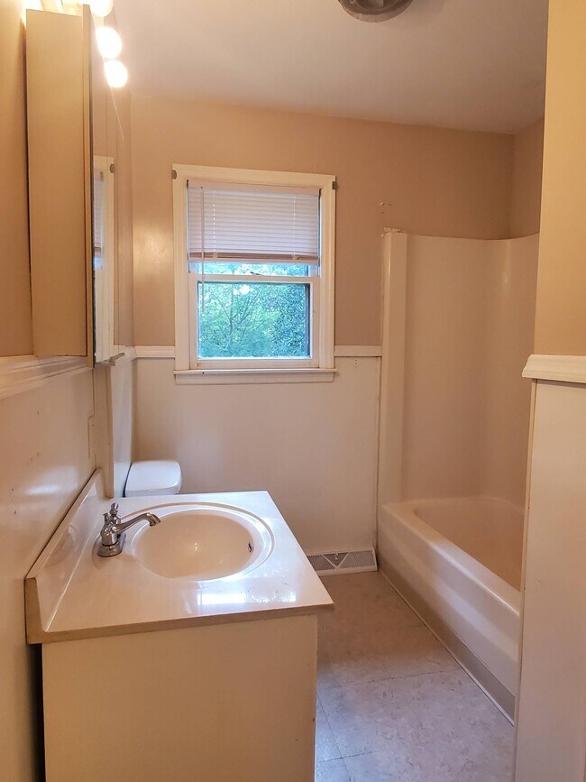 Building Photo - 255 Sunset Ln
