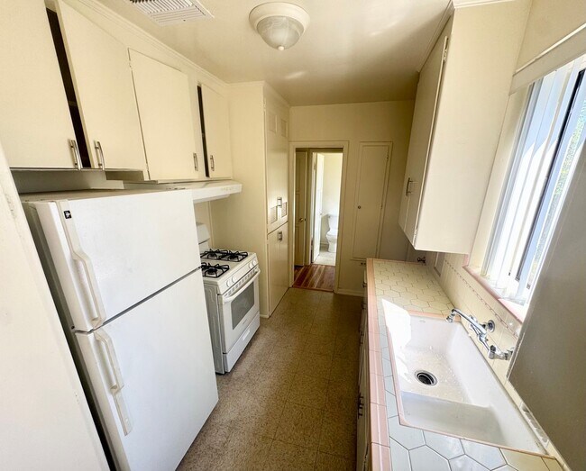 Building Photo - Spacious 2 bedroom, 2 bathroom