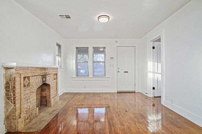 Building Photo - 1524 NE 8th St