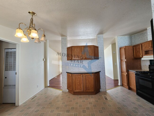 Building Photo - Spacious 3-Bed with Enclosed Yard and Stor...