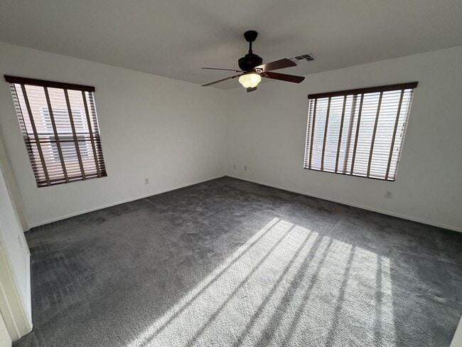 Building Photo - Convenient Location Three bedroom 2.5 baths 2 car garage