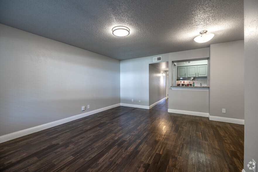 1BR, 1BA - A3R - Living/Dining Area - Riverfalls at Bellmar