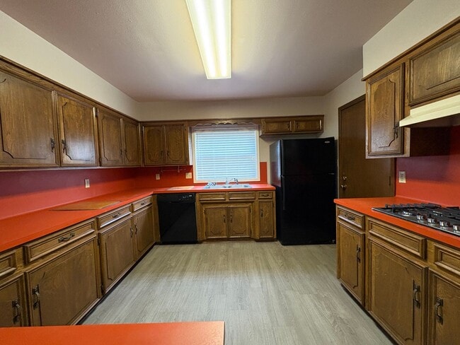 Building Photo - Beautiful 3 bedroom/2 bath with Garage and Central Air & Heat!