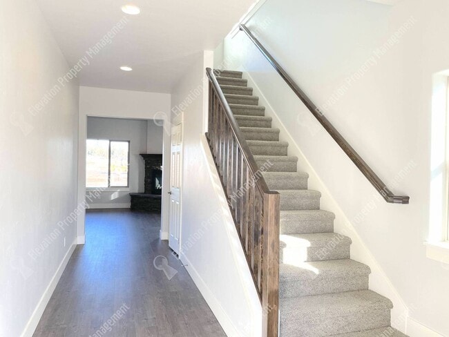 Building Photo - 4BR SE Bend home in great neighborhood wit...