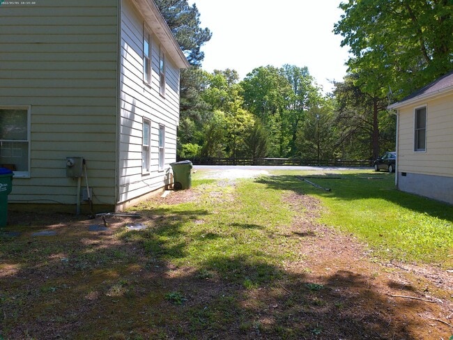 Building Photo - Awesome 4 bedroom tri level