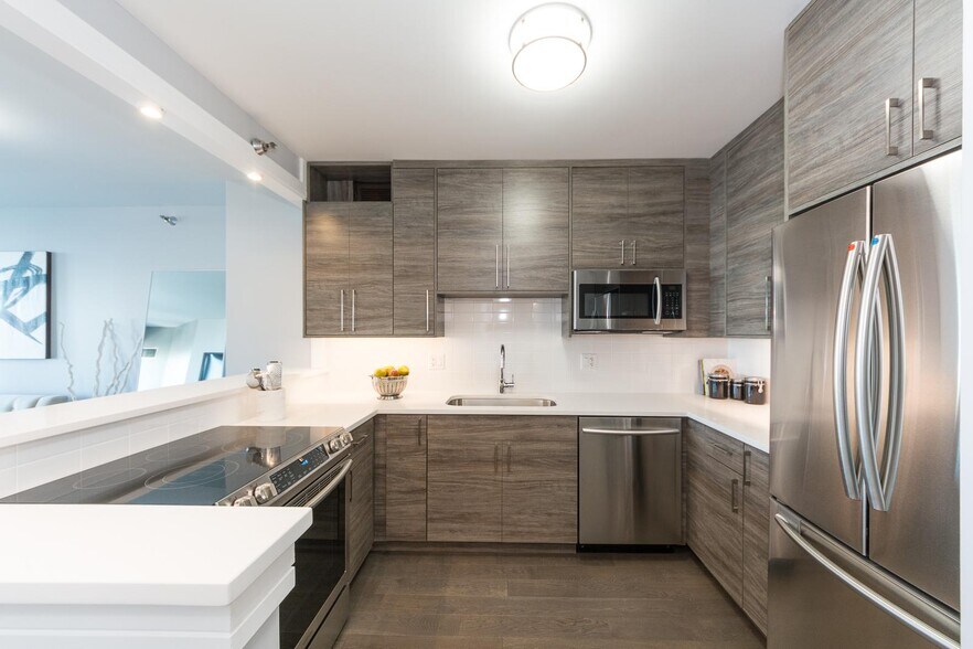 Open Plan Kitchen - 400 N La Salle Dr