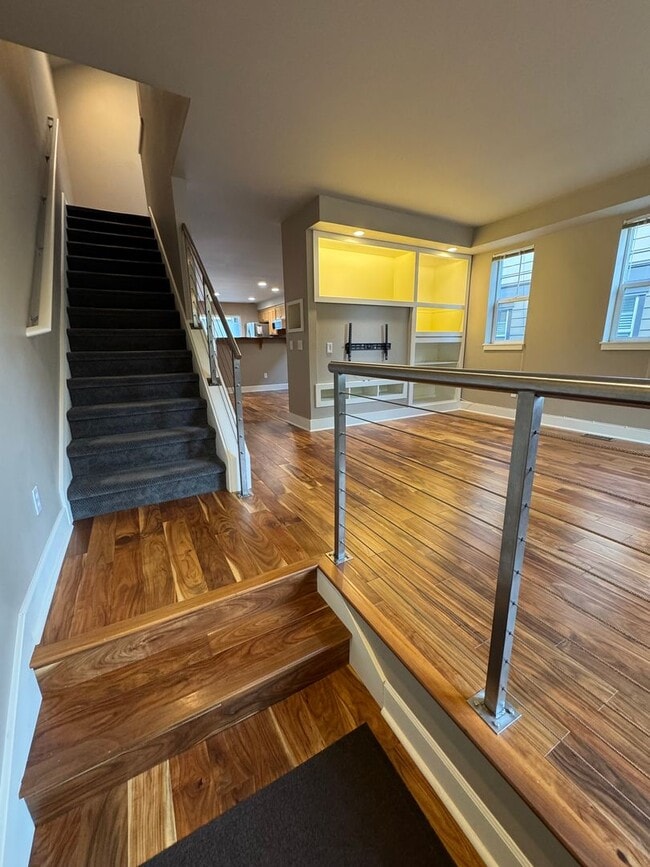 Building Photo - Amazing 2Bed/2.5 Bath Townhome in West Seattle!