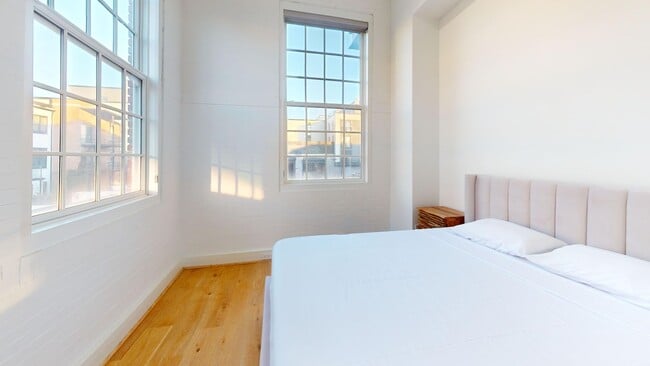 Building Photo - Stunning Fully Furnished Capitol Hill One Bedroom W/Parking Included!