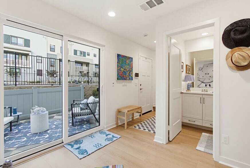 Building Photo - 2528 Delphinium Ln