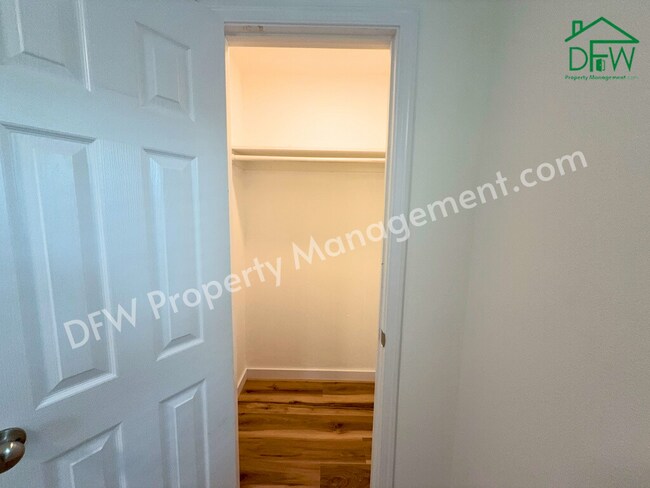 Building Photo - Fully Renovated 2-Bedroom Home Near UTA & AT&T Stadium – Modern Upgrades + Spacious Yard!