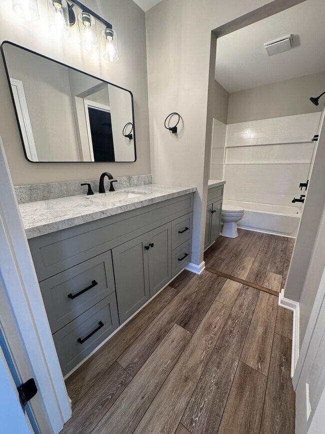 Building Photo - 1232 Camelot Ct