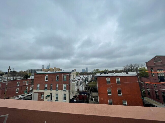 Building Photo - 3-bed, 2-bath GIANT townhouse + GARAGE, BA...
