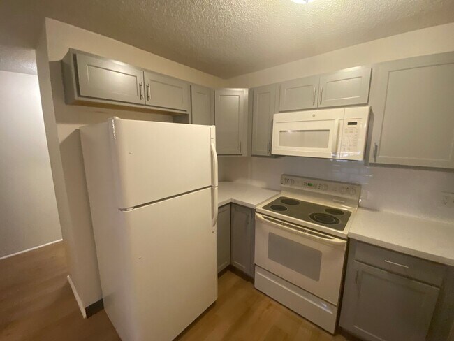 Building Photo - 2 Bedroom 1 Bath Condo in Heather Gardens