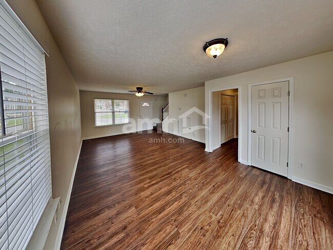 Building Photo - 615 Glen Valley Trl