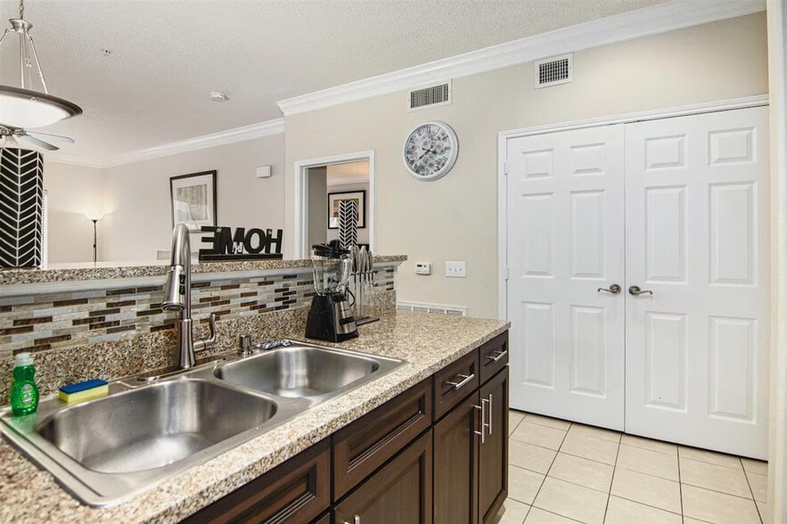 Building Photo - 2024 Post Oak Blvd