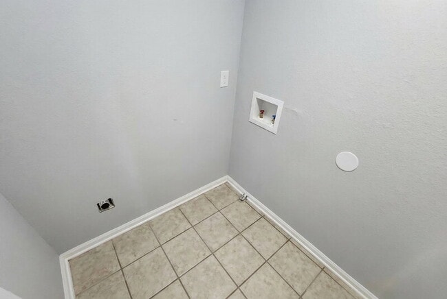 Building Photo - 385 Brookview Dr