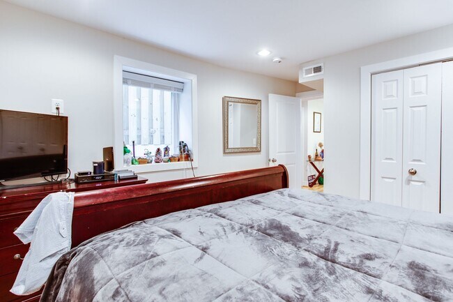 Building Photo - Cozy 1 Bedroom Apartment in Bloomingdale!