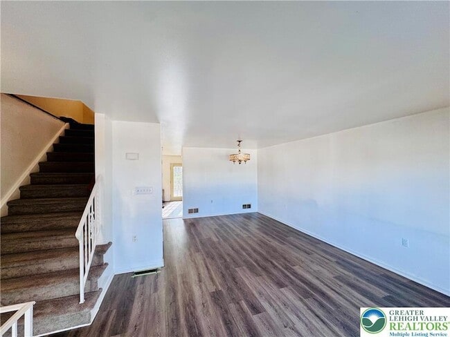 Building Photo - 235 Vista Dr