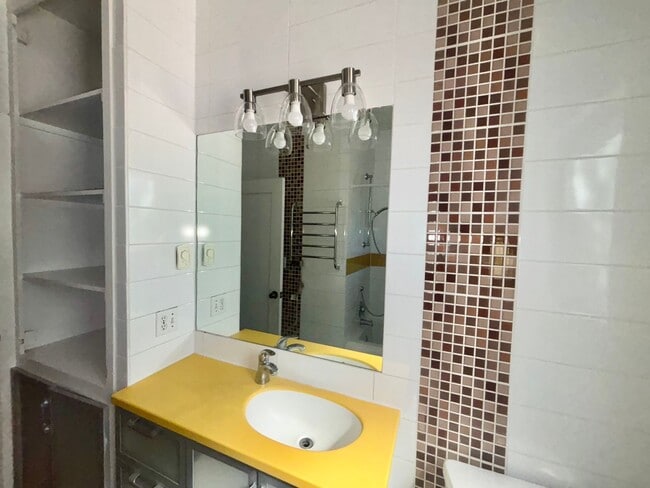 Building Photo - Hemphill Park Gem! 4 Bed/2.5 Bath - Availa...