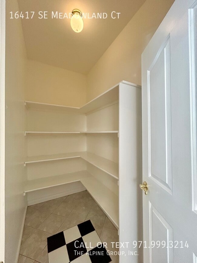 Building Photo - 16417 SE Meadowland Ct
