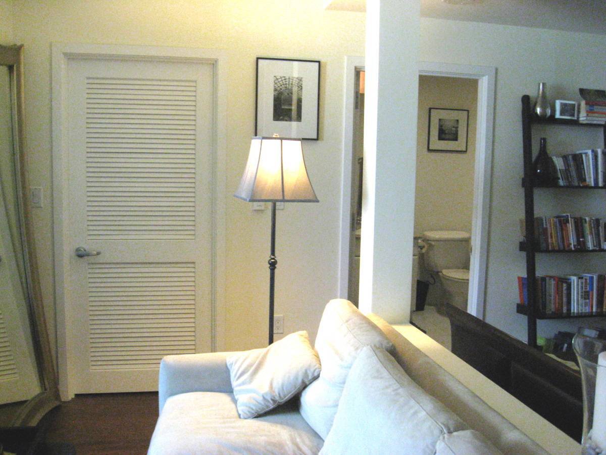 Building Photo - 260 King St