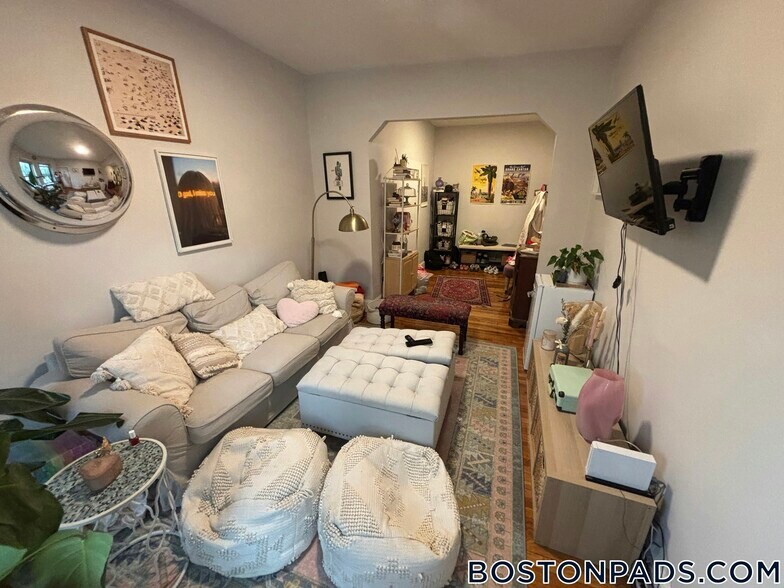 Building Photo - 114 Willow St