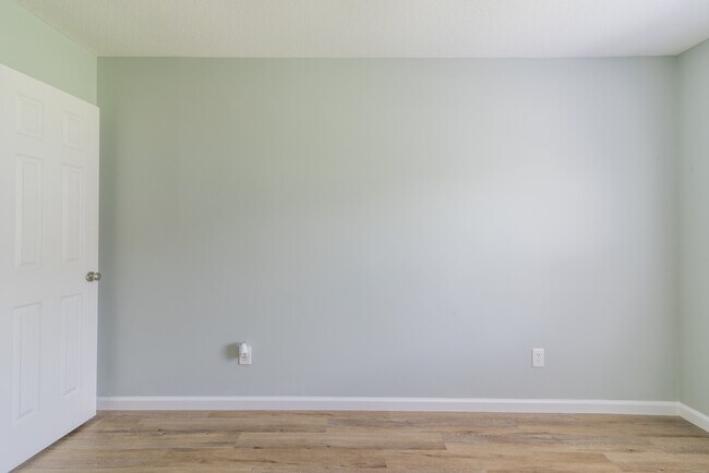 Building Photo - 578 Tryon Pl