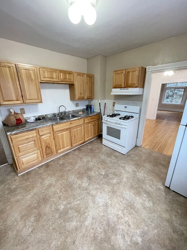 Building Photo - 1302 W 1st St