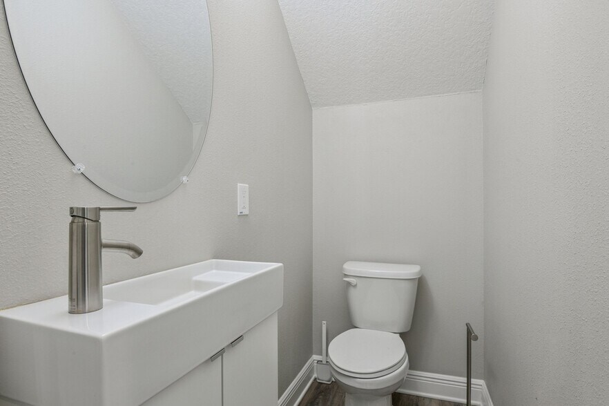 Building Photo - 1410 E Curtis St