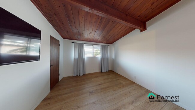 Building Photo - 2 + 1.5 Charming Remodeled Townhouse in th...