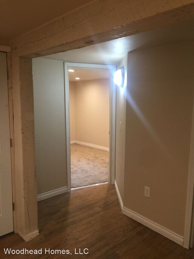 Building Photo - 815 E 8th Ave