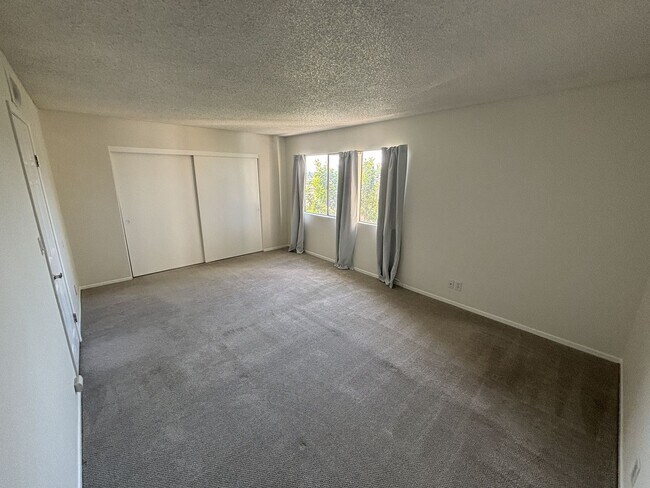 Building Photo - MOVE IN READY Updated La Habra condo