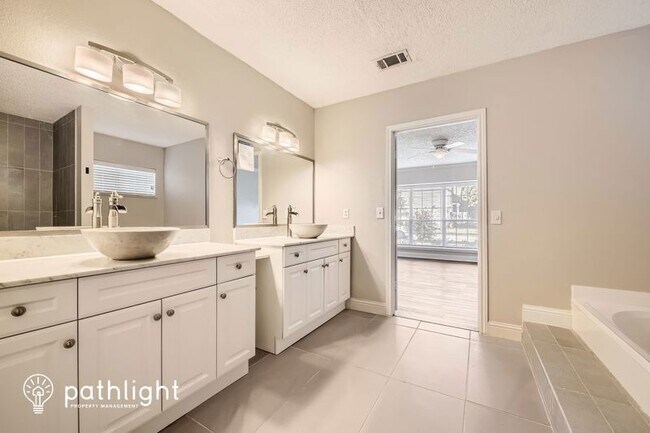 Building Photo - 401 Williams St