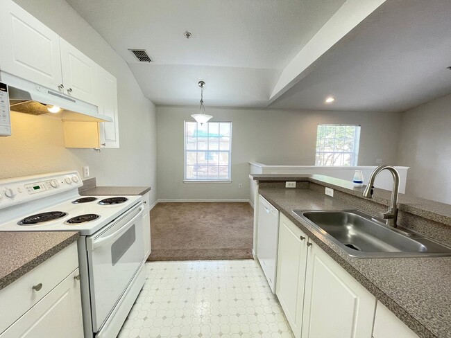 Building Photo - 1 Bedroom / 1 Bath Condo in Gated Community, Available Now!