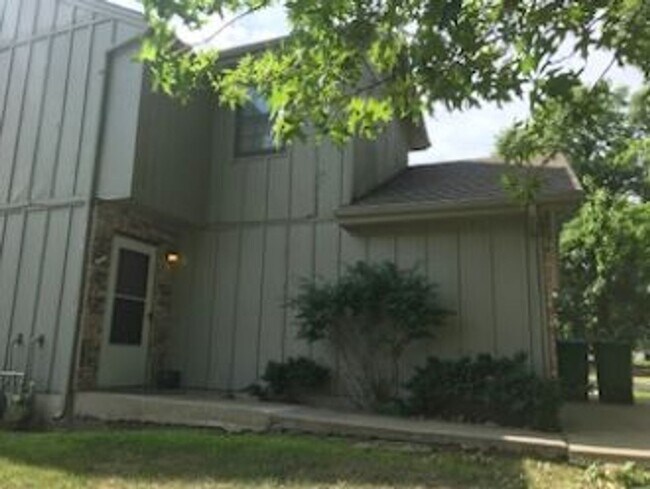 Building Photo - 203 NE Greystone Dr