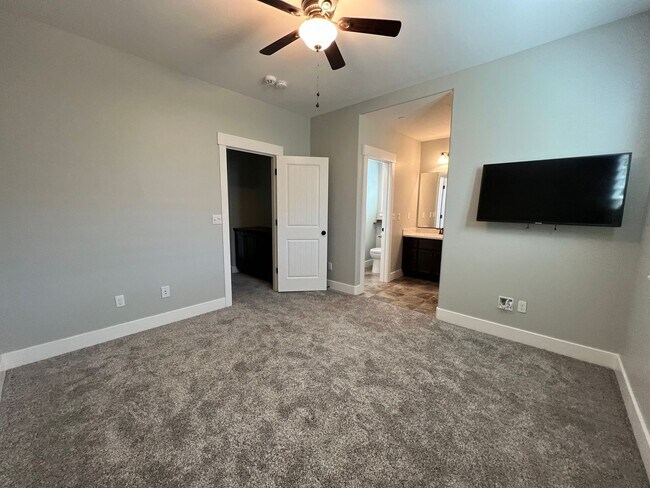 Building Photo - 3 bedroom | 2.5 bathroom | Crocker Village...