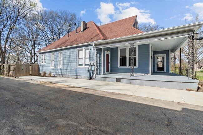 Building Photo - 227 N Willett St