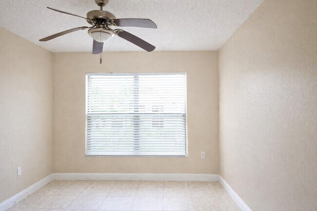 Building Photo - 1542 Lake Crystal Dr