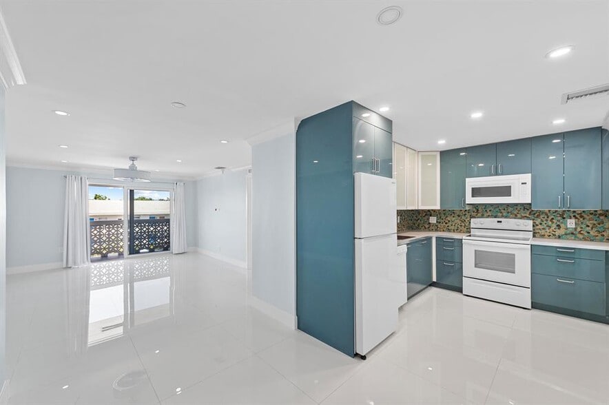 Building Photo - 3220 Bayview Dr