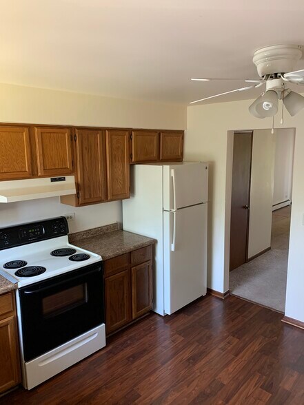 Newer appliances in a full eat in kitchen - 1200 Whispering Hills Ct