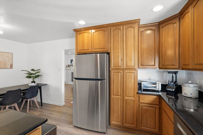 Building Photo - 2380 Aram Ave