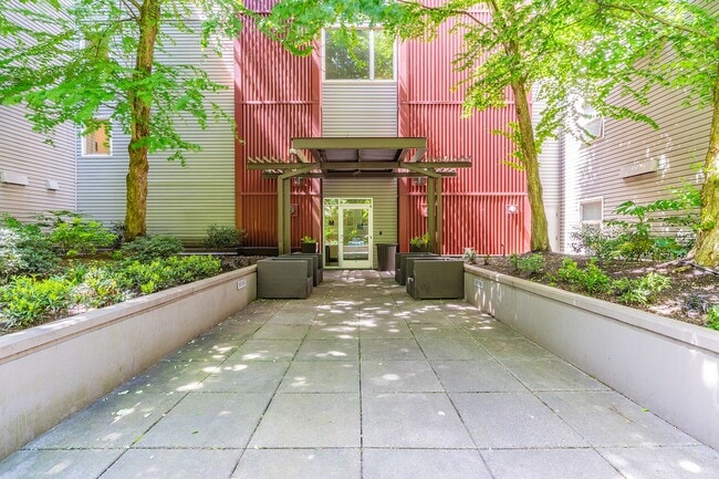 Building Photo - Huge Central Area Studio with PARKING and ...